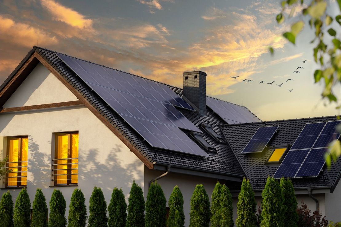 placas solares sobre el techo de una casa